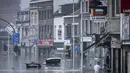 Dua orang berdiri di genangan air setelah Sungai Meuse meluap saat banjir besar di Liege, Belgia, Kamis (15/7/2021). Banjir melanda sejumlah negara di kawasan Eropa barat. Selain Belanda dan Jerman, banjir juga menerjang Belgia. (AP Photo/Valentin Bianchi)