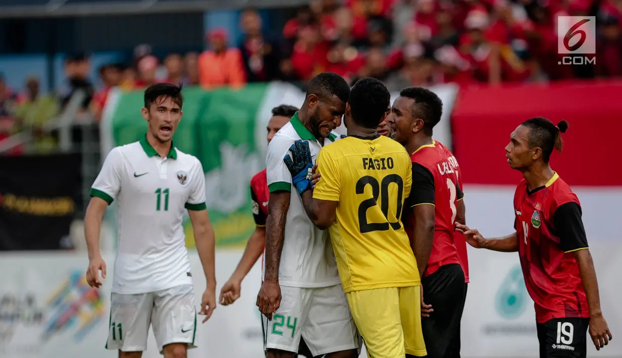 Pemain saling dorong saat terjadi keributan antar kedua Timnas  dalam laga penyisihan grup B SEA Games XXIX Kuala Lumpur di Stadion Majlis Perbandaran Selayang, Malaysia, Minggu (20/8). (Liputan6.com/Faizal Fanani)