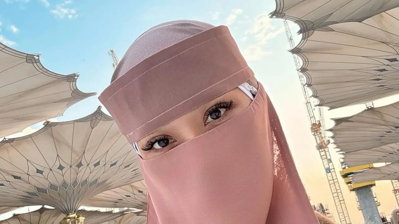 6 Potret Bunga Citra Lestari Jalani Ibadah Umrah, Penampilan Dibalut Hijab dan Cadar Banjir Pujian