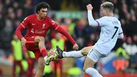 Liverpool mendominasi jalannya pertandingan sejak sepak mula. Mereka lebih sering memaksa Brentford bermain bertahan. (AFP/Paul Ellis)