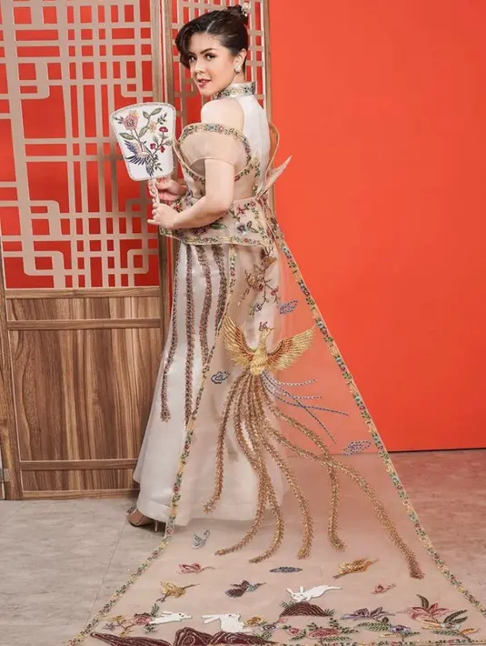 Penyanyi keturunan Tionghoa ini juga tampil menawan kenakan baju cheongsam warna nude. (Instagram/fannyoctavia.atelier).