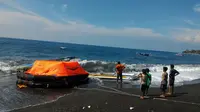 Speedboat yang membawa 32 turis asing tenggelam di perairan Karangasem, Bali. (Liputan6.com/Dewi)