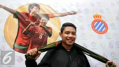 Pesepakbola Indonesia, Evan Dimas Darmono berpose usai pelepasannya di Kemenpora, Jakarta, Selasa (2/2/2016). Evan akan mengikuti program pembinaan usia muda di klub RCD Espanyol di Spanyol selama empat hingga lima bulan. (Liputan6.com/Helmi Fithriansyah)