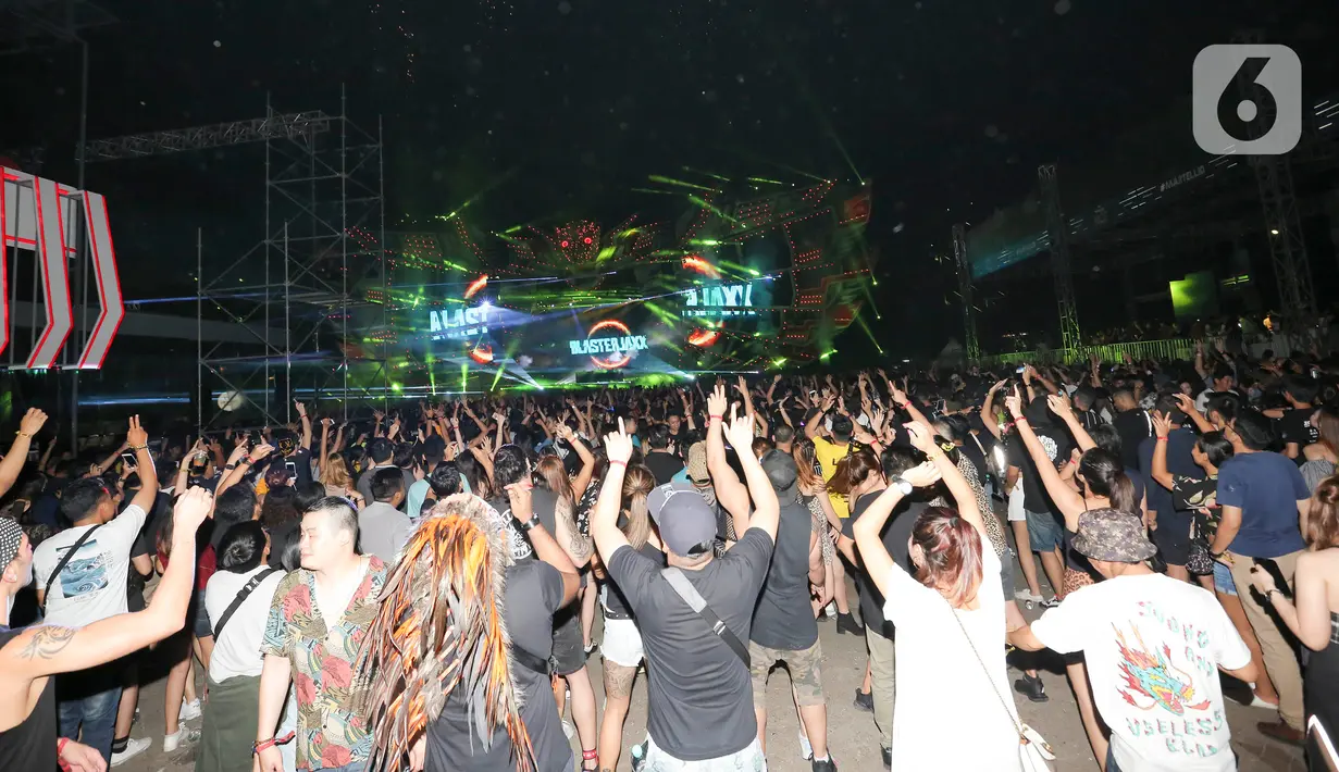 Aksi penonton menyaksikan penampilan DJ Blasterjaxx selama Djakarta Warehouse Project (DWP) 2019 di JI Expo Kemayoran, Jakarta, Jumat (13/9/2019). Hari pertama DWP 2019 dimeriahkan Martin Garrix, Zedd, Dash Berlin, Yellow Claw, hingga Barong Family. (Kapanlagi.com/Budy Santoso)