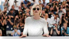 Aktris Kristen Stewart berpose menggunakan kacamata hitam saat sesi pemotretan untuk film "Personal Shopper" dalam kompetisi di Festival Film Cannes ke-69 di Cannes, Prancis, 17 Mei 2016. (REUTERS / Jean-Paul Pelissier)