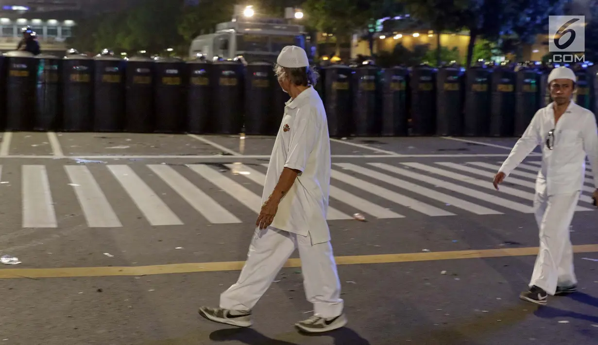 Peserta aksi massa Gerakan Nasional Kedaulatan Rakyat saat membubarkan diri usai unjuk rasa di depan Gedung Bawaslu, Jakarta, Selasa (21/5/2019). Dalam aksinya, mereka meminta Bawaslu memeriksa hasil Pemilu 2019 yang dinilai banyak kecurangan. (Liputan6.com/Helmi Fithriansyah)