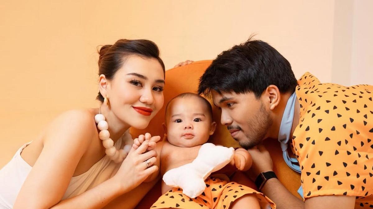Penampilan Aaliyah Massaid dan Thariq Halilintar Cosplay Jadi Keluarga Flintstone saat Halloween 2025, Baby Arash Menggemaskan