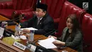 Ketua DPR Sementara Abdul Wahab Dalimunthe (kiri) dan Wakil Ketua DPR Sementara Hillary Brigitta Lasut memimpin Rapat Paripurna ke-2 di Kompleks Parlemen, Jakarta, Selasa (1/10/2019). Rapat melaporkan susunan pimpinan fraksi serta pengambilan sumpah lima pimpinan DPR. (Liputan6.com/JohanTallo)