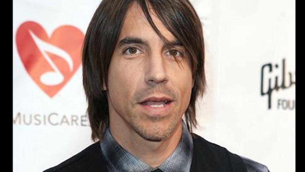 Pasca operasi, vokalis RHCP pamer mobil aneh