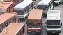 Angkutan umum menunggu penumpang di Terminal Blok M, Jakarta, Senin (11/4). Gubernur DKI Jakarta Basuki Tjahaja Purnama akan menindak tegas angkutan umum yang belum menurunkan tarifnya sesuai aturan yang berlaku. (Liputan6.com/Immanuel Antonius)