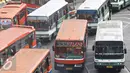 Angkutan umum menunggu penumpang di Terminal Blok M, Jakarta, Senin (11/4). Gubernur DKI Jakarta Basuki Tjahaja Purnama akan menindak tegas angkutan umum yang belum menurunkan tarifnya sesuai aturan yang berlaku. (Liputan6.com/Immanuel Antonius)