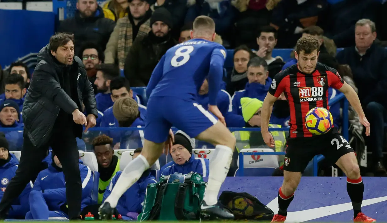 Manajer Chelsea Antonio Conte memberi instruksi saat pemain Chelsea Ross Barkley dan pemain Bournemouth, Ryan Fraser berebut bola pada laga pekan ke-25 Premier League 2017-2018 di Stamford Bridge, Rabu (31/1).  Chelsea kalah telak 0-3. (AP /Tim Ireland)