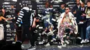 Ekspresi Conor McGregor saat dilemparkan uang petinju Floyd Mayweather saat konferensi pers tur dunia jelang pertandingannya di Barclays Center, Brooklyn, (13/7). Duel ini akan digelar di Las Vegas pada 26 Agustus. (Mike Stobe/Getty Images/AFP)