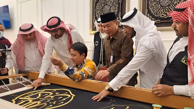 Melihat lebih dekat proses pembuatan kiswah. (Liputan6.com/ Mevi Linawati)