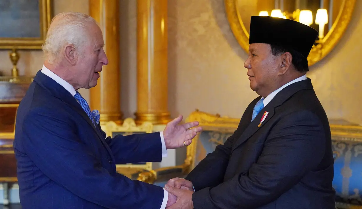 Presiden Republik Indonesia, Prabowo Subianto (kanan) beraudiensi dengan Raja Inggris Charles III di Istana Buckingham, London, pada Kamis 21 November 2024. (Jonathan Brady/POOL/AFP)