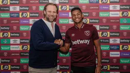 Luis Guilherme, sayap kanan yang masih berusia 18 tahun ini didatangkan West Ham United pada awal musim 2024/2025 dari klub Brasil, Palmeiras dengan nilai transfer 23 juta euro. Produk asli akademi Palmeiras ini tercatat total tampil dalam 45 laga bersama tim senior sejak dipromosikan pada Januari 2023 dengan torehan 1 gol dan 1 assist. (whufc.com)