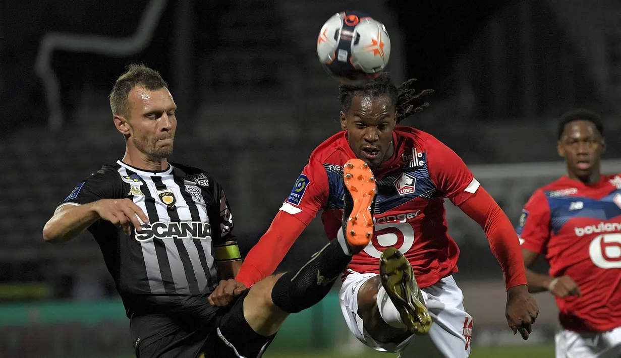Renato Sanches (kanan) pernah merasakan Liga Inggris bersama Swansea City pada musim 2017/18. Saat ini, Sanches merupakan pemain kunci Lille dalam merebut gelar Ligue 1 musim lalu. Ia banyak diminati oleh klub-klub papan atas, termasuk Arsenal pada bursa transfer musim dingin ini. (AFP/Loic Venance)