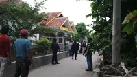 Istri terduga teroris diduga kabur saat tim Densus 88 bersama Polda Jabar menggeledah rumah kontrakan di Desa Jemaras Kidul Kecamatan Klangenan Kabupaten Cirebon. Foto (Liputan6.com / Panji Prayitno)