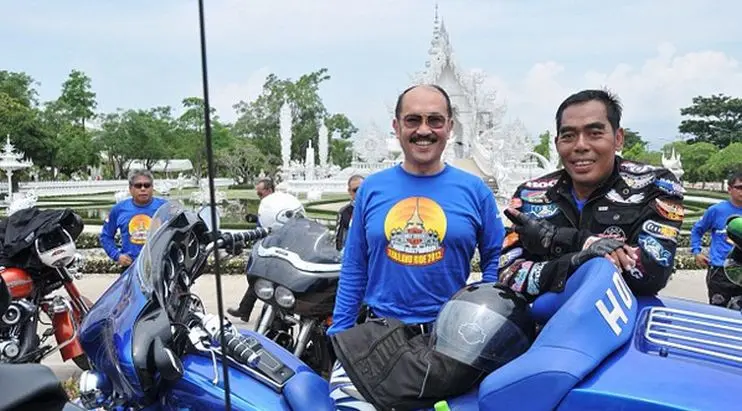 Fredrich Yunadi bersama rekannya berpose saat akan touring. (Instagram @yunadi)