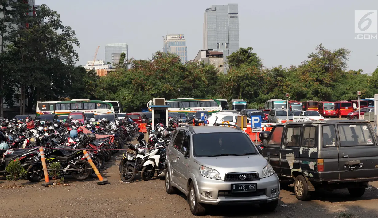 Suasana area Park and Ride di Jalan MH Thamrin, Jakarta, Jumat (30/8/2019). Pemerintah Provinsi DKI Jakarta berencana mengubah peruntukan area park and ride menjadi pusat kuliner. (Liputan6.com/Helmi Fithriansyah)