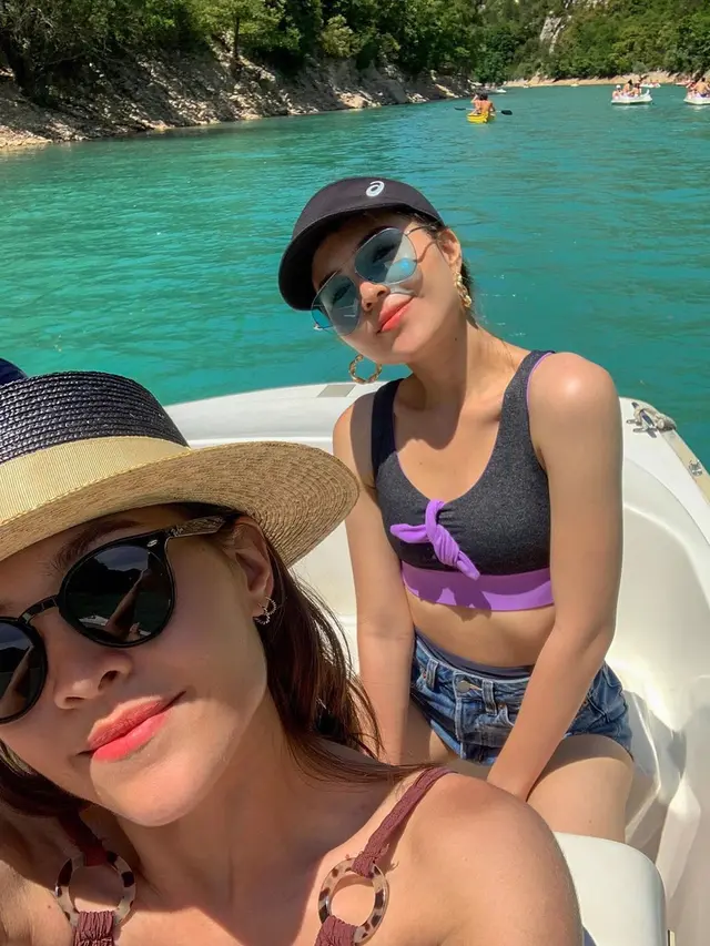 7 Momen Olivia Jensen Bersama Kembarannya, Kompak Abis