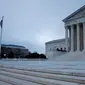 Foto pada 12 Maret 2020 ini menunjukkan gedung Mahkamah Agung AS di Washington DC, Amerika Serikat. Sejumlah bangunan ikonis (landmark) di Washington DC, termasuk Gedung Putih, terpaksa ditutup sementara untuk umum akibat wabah COVID-19 yang tengah merebak di negara itu. (Xinhua/Ting Shen)