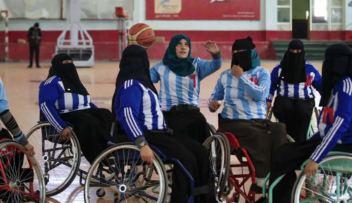 Wanita penyandang disabilitas mengambil bagian dalam kejuaraan bola basket kursi roda lokal di Sanaa, Yaman, 9 Desember 2019. Para pemain berlomba-lomba untuk dirangkul oleh masyarakat demi kekuatan mereka daripada dipandang sebagai beban selama masa perang. (MOHAMMED HUWAIS/AFP)