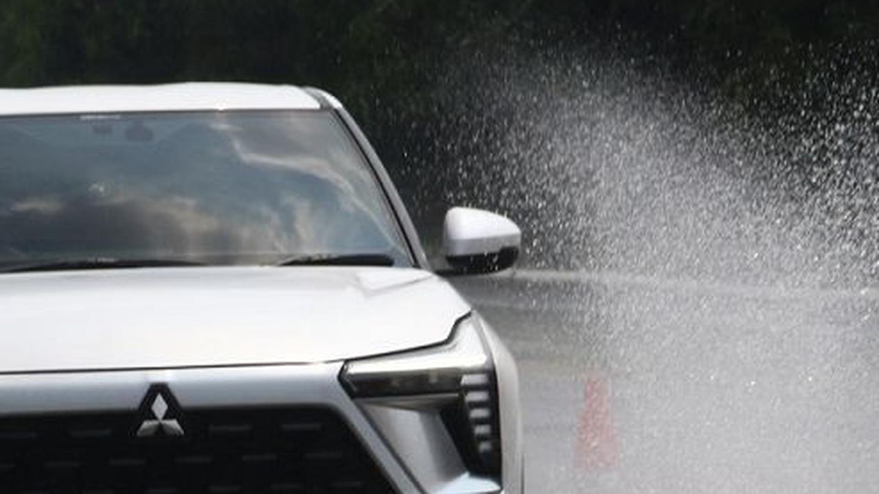 Pakai Software Khusus Wet Mode, Mitsubishi XForce Punya Kemampuan Lebih di Jalan Banjir