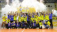Para pemain dan tim ofisial Bandung Bjb Tandamata merayakan gelar juara PLN Mobile Proliga 2022 usai mengalahkan Gresik Petrokimia Pupuk Indonesia dalam laga grand final PLN Mobile Proliga 2022 di Padepokan Voli Jenderal Polisi Kunarto, Sentul, Sabtu (26/03/2022). (Bola.com/Bagaskara Lazuardi)