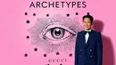 Lee Jung Jae tampil di red carpet mengenakan Gucci Love Parade dari look 102, dengan double breasted peak lapel suit berwarna biru bermotif garis-garis Horsebit, dan kancing emas. Foto: Document/Gucci.