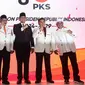 Bakal calon presiden 2024-2029 yang diusung PKS, Anies Rasyid Baswedan (tengah) berpose bersama Presiden PKS Ahmad Syaikhu (kedua kiri), Wakil Ketua Majelis Syura Mohammad Sohibul Iman (kedua kanan), Sekjen Aboe Bakar Alhabsyi (kanan), dan Bendahara Umum Mahfudz Abdurrahman (kiri) usai pembacaan hasil keputusan Musyawarah Majelis Syuro VIII PKS di Jakarta, Kamis (23/2/2023). PKS secara resmi mendukung Anies Baswedan sebagai bakal calon presiden tahun 2024-2029. (Liputan6.com/Johan Tallo)