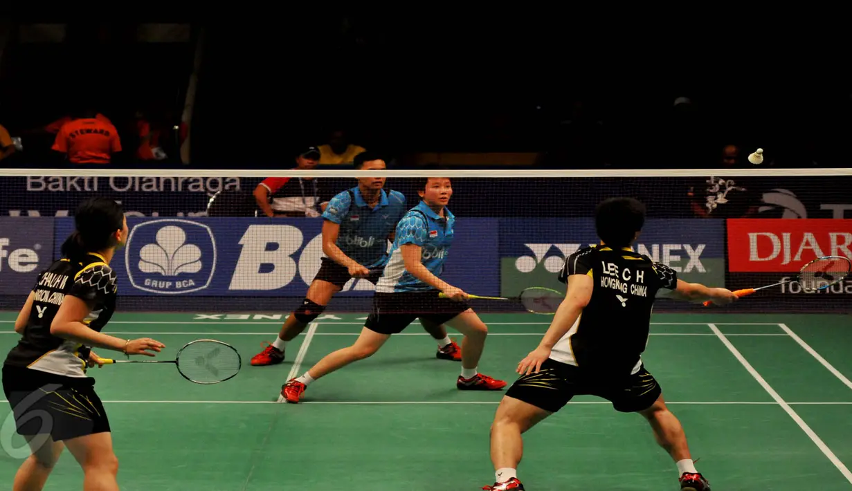 Pertarungan sengit antara ganda campuran Indonesia Tontowi Ahmad dan Liliyana Natsir melawan ganda campuran Hongkong saat turnamen Indonesia Open Superseries Premier 2015, Jakarta, Selasa (2/6/2015). (Liputan6.com/Andrian M Tunay)
