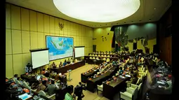 Suasana sidang rapat kerja komisi II DPR RI dengan Mendagri Tjahjo Kumolo, di Gedung DPR, Senayan,  Jakarta, Jumat (16/1/2015). (Liputan6.com/Faisal R Syam)