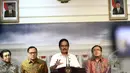 Menko Perekonomian Sofyan Djalil (kedua kanan) didampingi Menkeu Bambang Brodjonegoro (kanan) memberikan keterangan pers usai usai rapat kabinet terbatas bidang perekonomian di Kantor Presidenan, Jakarta, Rabu (11/3/2015).(Liputan6.com/Faizal Fanani)