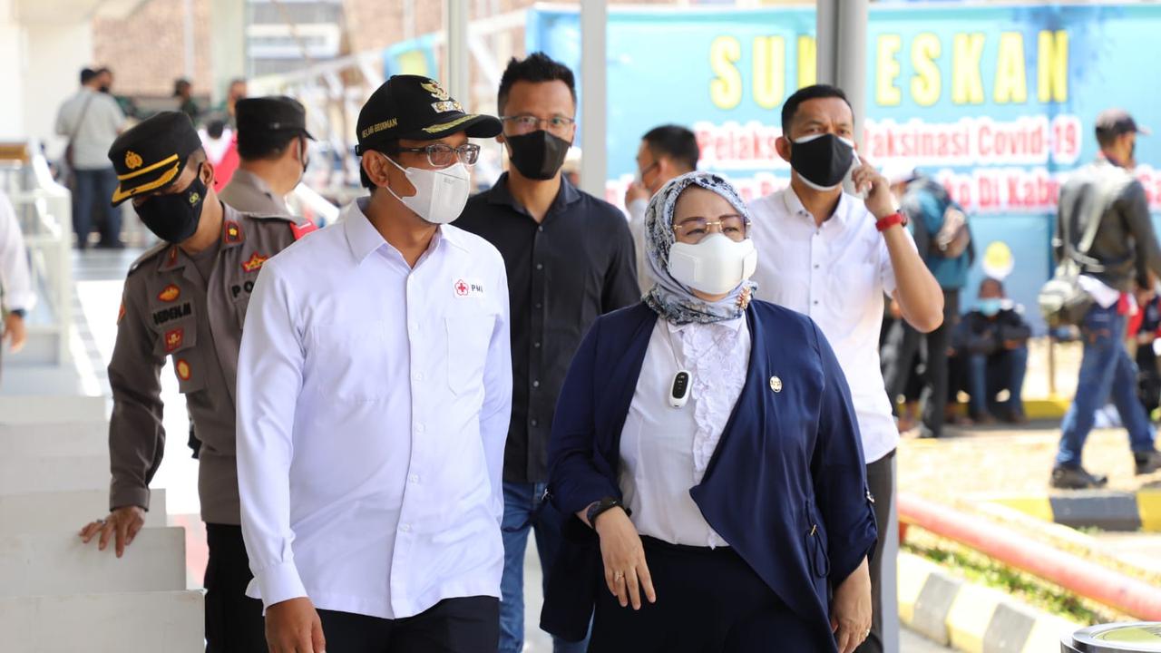 Wakil Bupati Garut Helmi Budiman bersama sejumlah pejabat Forkopimda Garut dalam pengecekan kesiapan Stasiun Garut sebelum pengoperasian jalur.