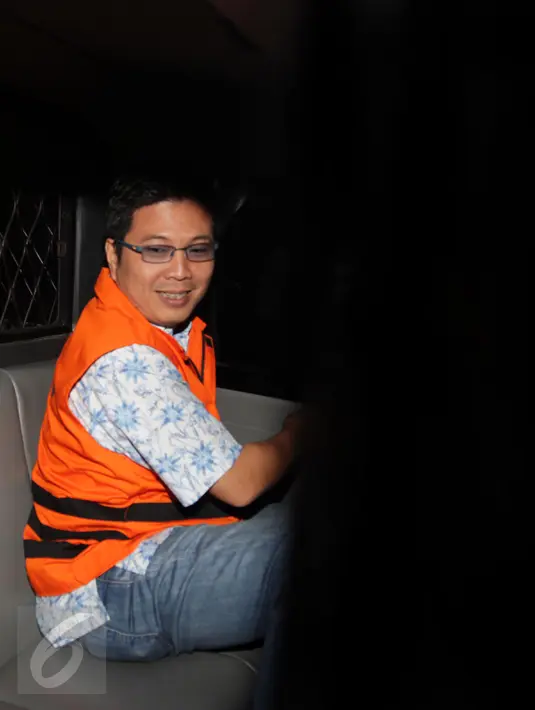 Direktur PT Ciputra Optima Mitra, Rudiyanto saat berada di dalam mobil tahanan KPK, Jakarta, Selasa (24/11). KPK resmi menahan Rudi terkait kasus dugaan korupsi tukar guling tanah Pemerintah Kota Tegal. (Liputan6.com/Helmi Afandi)