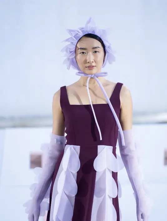 Koleksi Musim Semi/Musim Panas 2024 mencakup pakaian serbaguna, aksesori unik, dan gaun ultra-feminin, dengan detail seperti pinggiran halus, rok midi berjenjang dan lipit, peplum seperti pita, dan pita halus.  [Foto: Peggy Hartanto.dok]