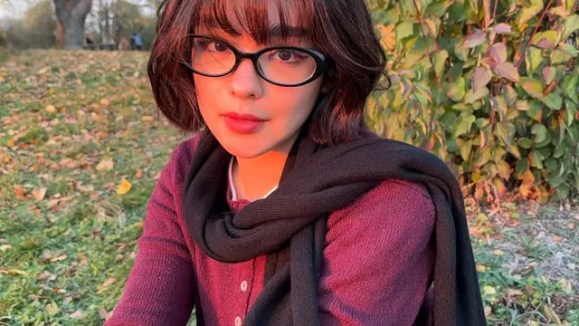 Potret Cantik Andrea Brillantes Pakai Kacamata (credit: instagram/blythe)