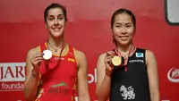 Tunggal putri Thailand, Ratchanok Intanon (kanan), berhasil menjuarai Daihatsu Indonesia Masters 2020 setelah mengalahkan Carolina Marin (kiri) dengan skor 21-19, 11-21, 21-18 di Istora Senayan, Minggu (19/1/2020). (AFP/ADEK BERRY)