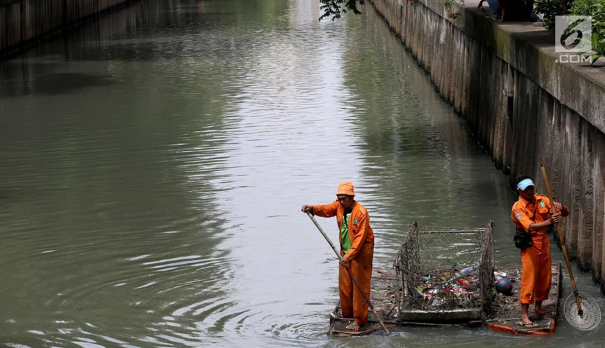Petugas kebersihan mengumpulkan sampah di kali Cideng, Jakarta, Senin (4/12). Membersihkan kali tersebut dilakukan rutin dikarenakan musim hujan dan mengantisipasi banjir yang kemungkinan bisa terjadi. (Liputan6.com/JohanTallo)