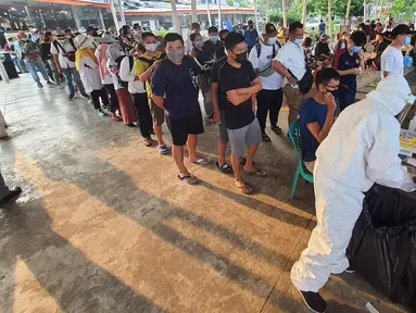 Wisatawan antre untuk mengikuti tes cepat antigen sebelum melakukan perjalanan menuju Kepulauan Seribu dengan kapal di Dermaga Pantai Marina Ancol, Jakarta, Sabtu (22/5/2021). Pemprov DKI Jakarta mengintensifkan tes antigen pasca kerumunan saat libur lebaran. (Liputan6.com/Fery Pradolo)