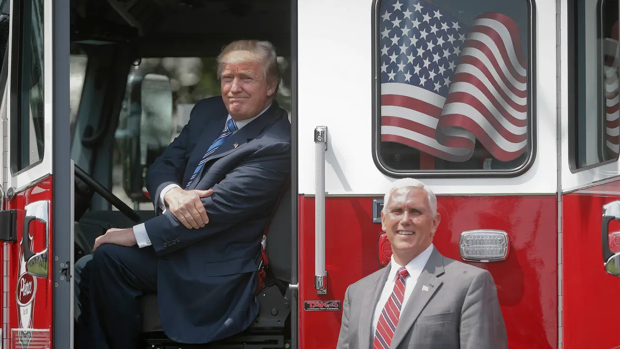 Trump Mengendarai Truk Pemadam Kebakaran