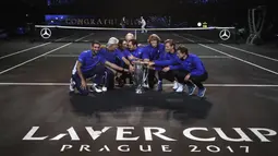 Tim Eropa berfoto bersama Legenda tenis Australia, Rod Laver usai mengalahkan tim Dunia pada turnamen tenis Laver Cup di Praha, Republik Ceska, (24/9/2017). Tim Eropa menang 15-9 atas tim Dunia. (AP/Petr David Josek)