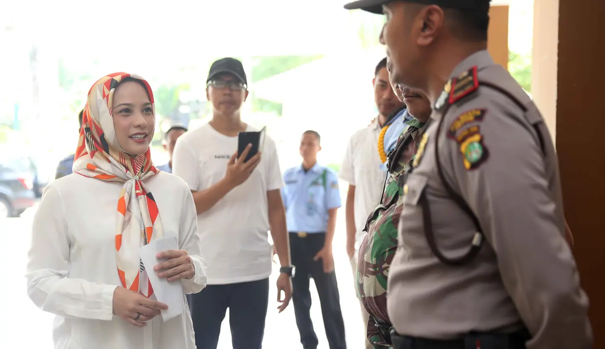 Warga DKI Jakarta hari ini, Rabu (19/4) kembali memilih Gubernur dan Wakil untuk lima tahun kedepan. Selain para warga, para selebriti juga antusias memberikan hak suaranya, termasuk Rachel Maryam. (Nurwahyunan/Bintang.com)