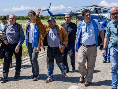 Gambar selebaran yang dirilis oleh United Nations Verification Mission di Kolombia menunjukkan Luis Manuel Diaz (tengah), ayah dari penyerang Liverpool Luis Diaz, berjalan setelah turun dari helikopter usai pembebasannya di bandara Alfonso Lopez di Valledupar, Kolombia, pada 9 November 2023. (Esteban VANEGAS / United Nations Verification Mission in Colombia / AFP)