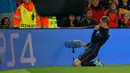 Penyerang Atletico Madrid, Fernando Torres melakukan selebrasi usai mencetak gol kegawang Barcelona pada leg pertama perempat final Liga Champions di Camp Nou, Spanyol (6/4). Barcelona menang atas Atletico Madrid dengan skor 2-1. (Reuters/Albert Gea)