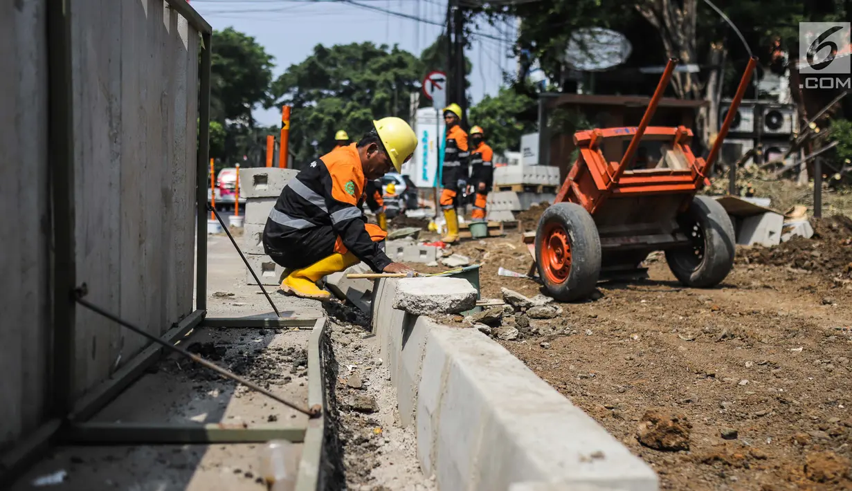 Pekerja menyelesaikan proyek revitaslisasi trotoar di kawasan Cikini, Jakarta, Senin (1/7/2019). Revitalisasi trotoar di kawasan Cikini hingga Kramat ditargetkan rampung pada Desember 2019. (Liputan6.com/Faizal Fanani)