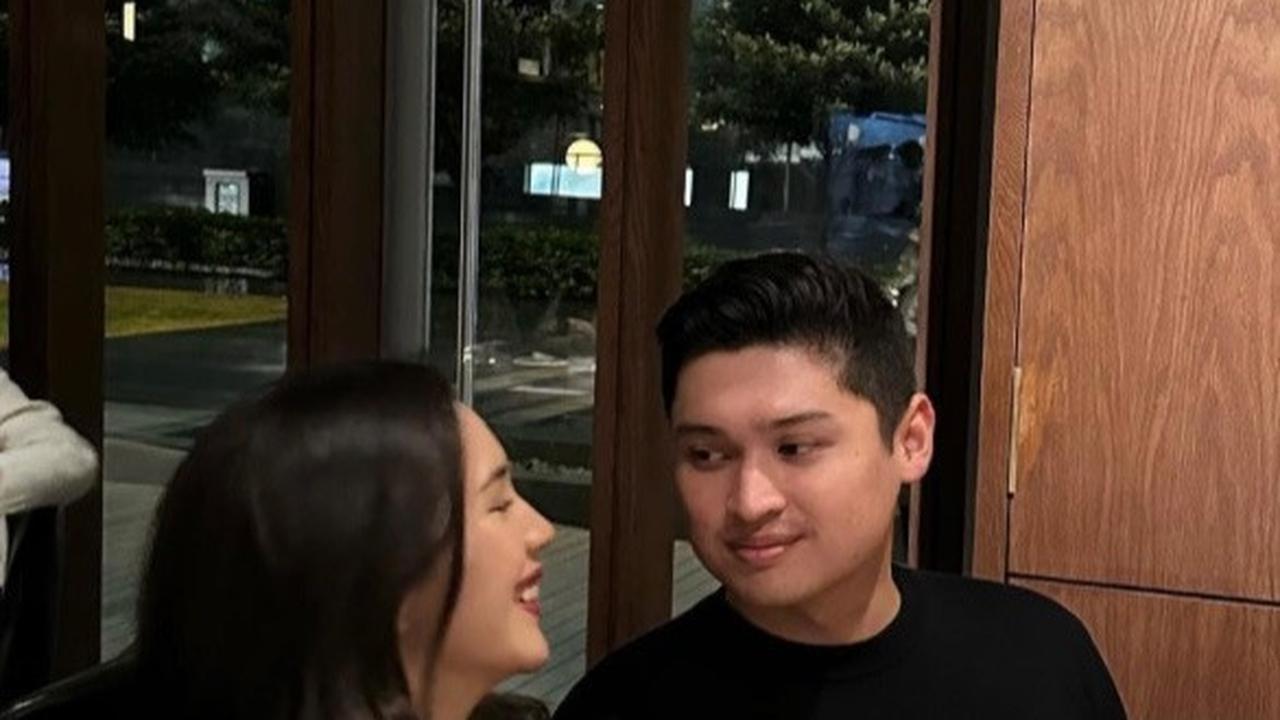 Keduanya tampak memakai baju dengan warna senada. Beby Tsabina tampak tersenyum bahagia.