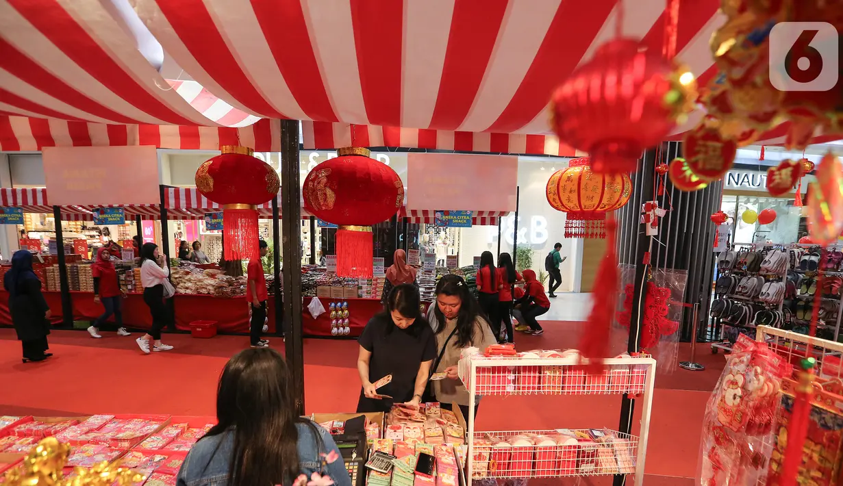 Pengunjung berbelanja dekorasi Imlek di Lippo Mall Puri, Jakarta, Rabu (15/1/2020). Kemeriahan Tahun Baru Imlek dirasakan pengunjung dengan dekorasi Festival Musim Semi yang didominasi warna merah dan deretan bunga mei hwa dengan hiasan lampu lampion. (Liputan6.com/Fery Pradolo)