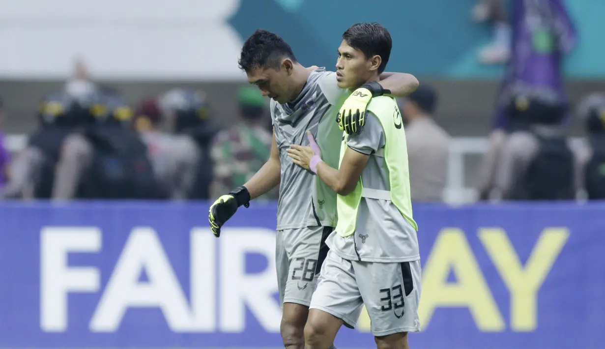 Kiper Persita Tangerang, Yogi Triyana, tampak sedih usai ditaklukkan Kalteng Putra pada laga Liga 2 di Stadion Pakansari, Jawa Barat, Selasa (4/12). Kalteng menang 2-0 atas Persita. (Bola.com/M. Iqbal Ichsan)